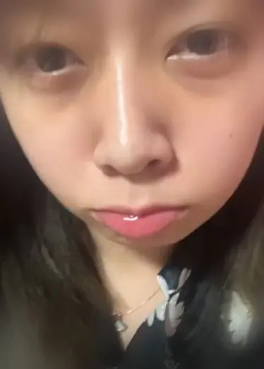 Tiene una expresión de dolor en la cara por la polla falsa.