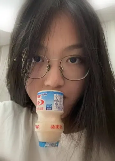 La belleza de gafas que adora los refrescos