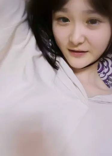 뼈에 살이 많은 둥글고 귀여운 소녀