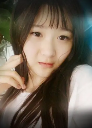 Primer plano del coño gordo de una chica de cara redonda siendo bombeado.