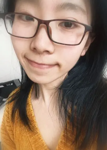 Ragazza magra dall'aspetto innocente che si masturba in una posizione da troia