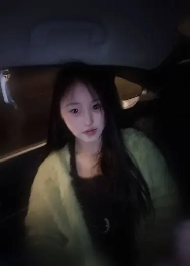 Douce déesse privée contraste seins actifs fuite selfie