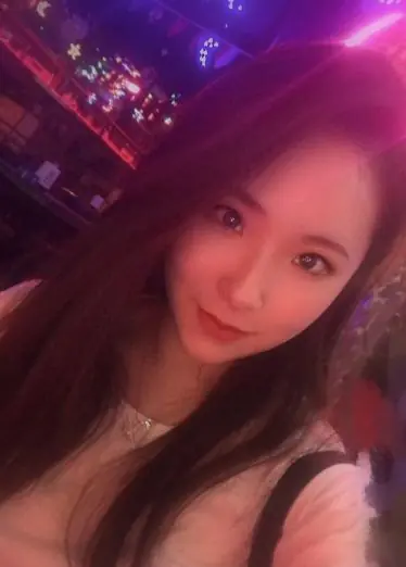 Une reine de boîte de nuit peut se faire mettre à l'envers dans une tenue érotique dès son premier essai.