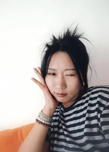 Perra a la que le encanta lamer pies.