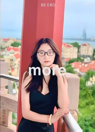 超ホットな小さなガールフレンドが漏れ出し、いつもは眼鏡をかけている眼鏡女性がとても礼儀正しい。