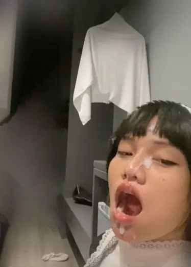 La novia estudiante extranjera de la monja cosplayer es realmente buena en eso.