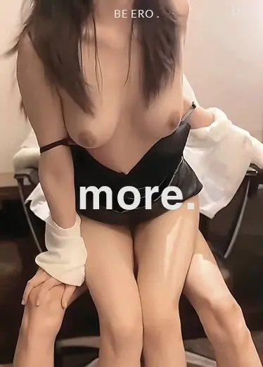 El jefe de la oficina de masturbación se reunió subordinados encontrado presionado a la mesa follar duro