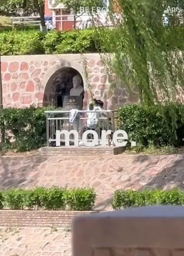 Incidente en la puerta Sexo en un banco del parque frente a la estatua de Mencio.