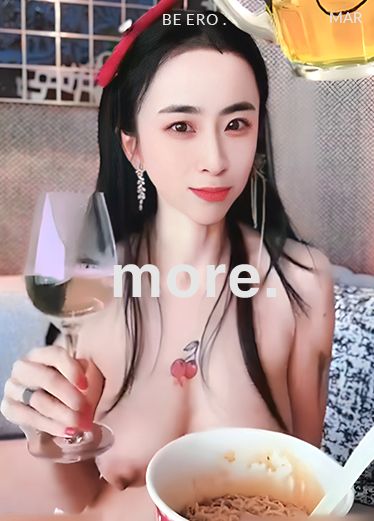 用尿液泡方便面而后再来一杯尿液啤酒！极品小骚货整出花活还吃的很享受！