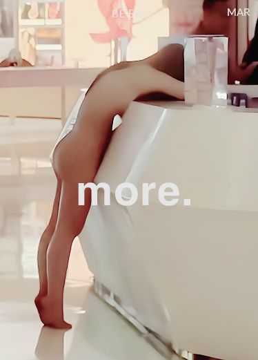 武汉洪山区万科广场ViviLand女子裸奔 只因男友出轨闺蜜而后进行报复性全裸上街！