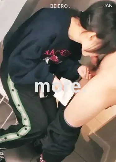 偷偷摸摸在厕所的中学生情侣大胆不怕被发现