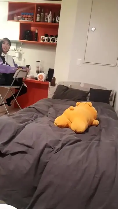 高端泄密流出火爆全网，泡良达人金先生，约炮91年拜金人妻美少妇，带到寓所鬼混缠绵，超爽亲吻，超棒狂操，简直爽翻了