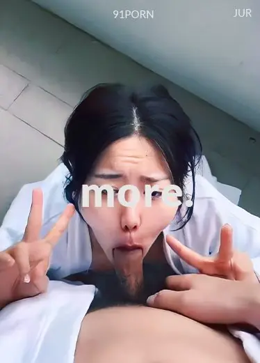 阳台母狗口交 演的像真的很好喝