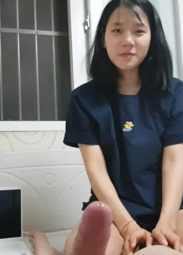 让女朋友吃肉棒，然后在插入，征服他。