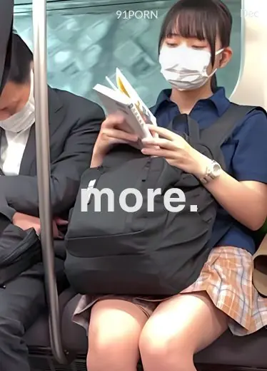 日本捷運偷拍学生妹裙底