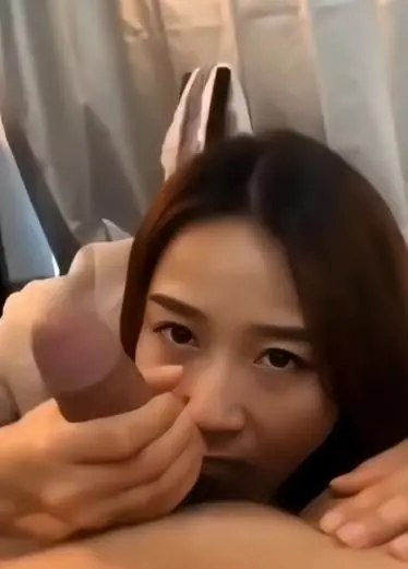 高颜值小骚穴，请他吃肉棒