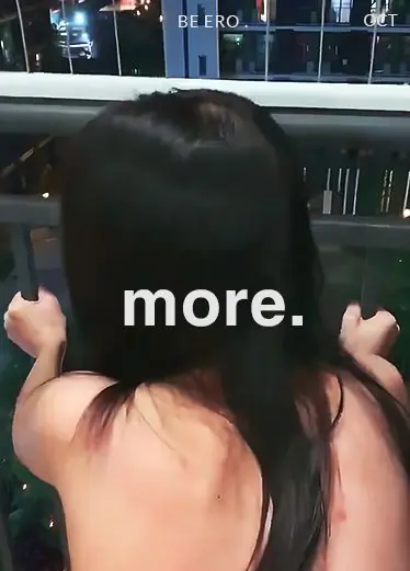 Das Mädchen hat sich am Geländer festgehalten, und es geht ihr nicht gut. Kannst du dich um sie kümmern?