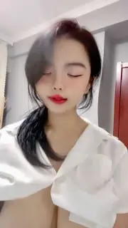 (Ich bin noch Jungfrau) Fleischliche Schönheit, pralle Brüste, fette Pobacken, schwarze und weiße Strümpfe, Nahaufnahmen der fetten Muschi.