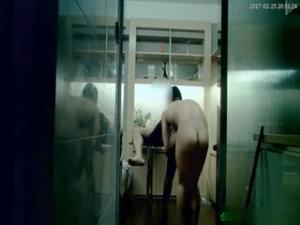 Hai người đàn ông làm tình với cô gái mặc tất da đến không thể chịu nổi