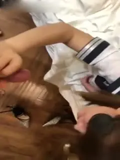 Chồng đội mũ xanh cùng vợ gợi cảm và một người đàn ông độc thân tham gia cuộc vui 3P điên cuồng, video riêng tư bị rò rỉ. Mặc trang phục thủy thủ, trước khi quan hệ, sau đó quan hệ. Đeo bịt mắt để tăng thêm kích thích.