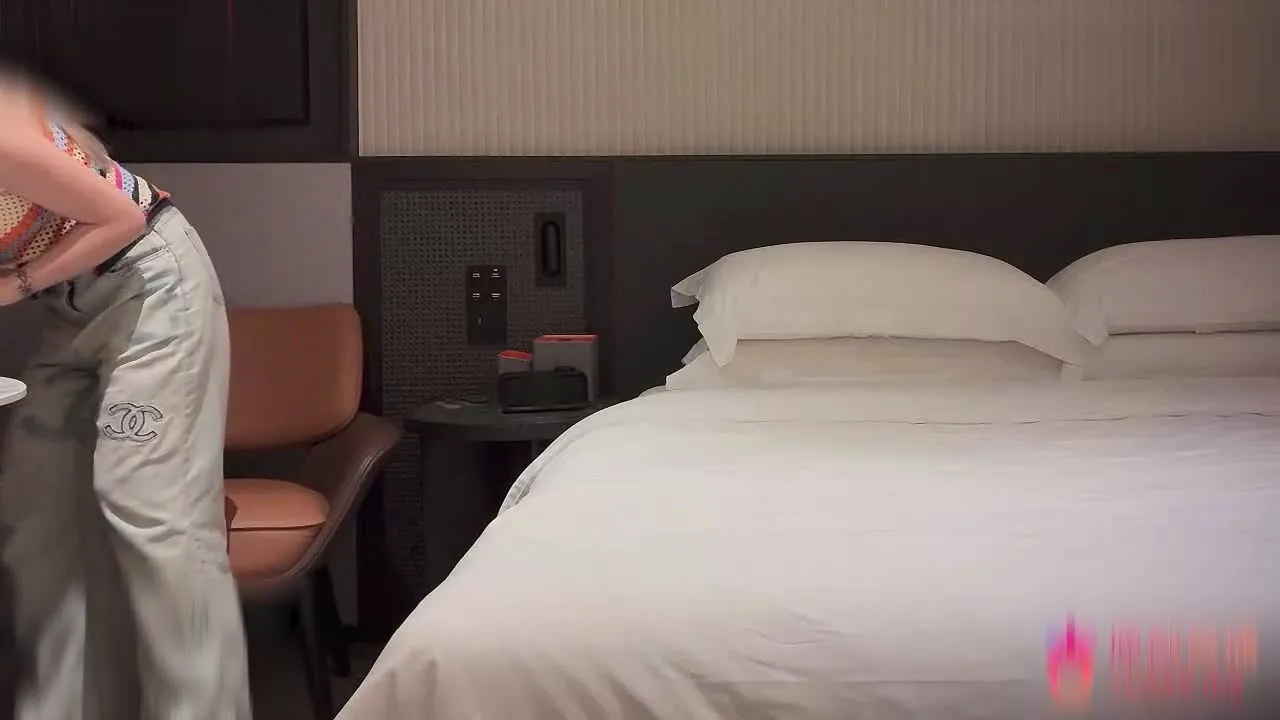 Tôi xoay đầu cô gái về phía ống kính, bịt miệng và bóp cổ cô ấy, cô ấy đều chấp nhận.