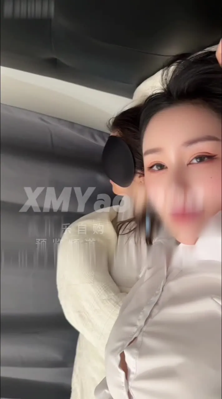 Meng Yao's good sister assists in fucking~ Holding her girlfriend Meng Yao with huge breasts and beautiful coconuts, she thrusts and shakes together!