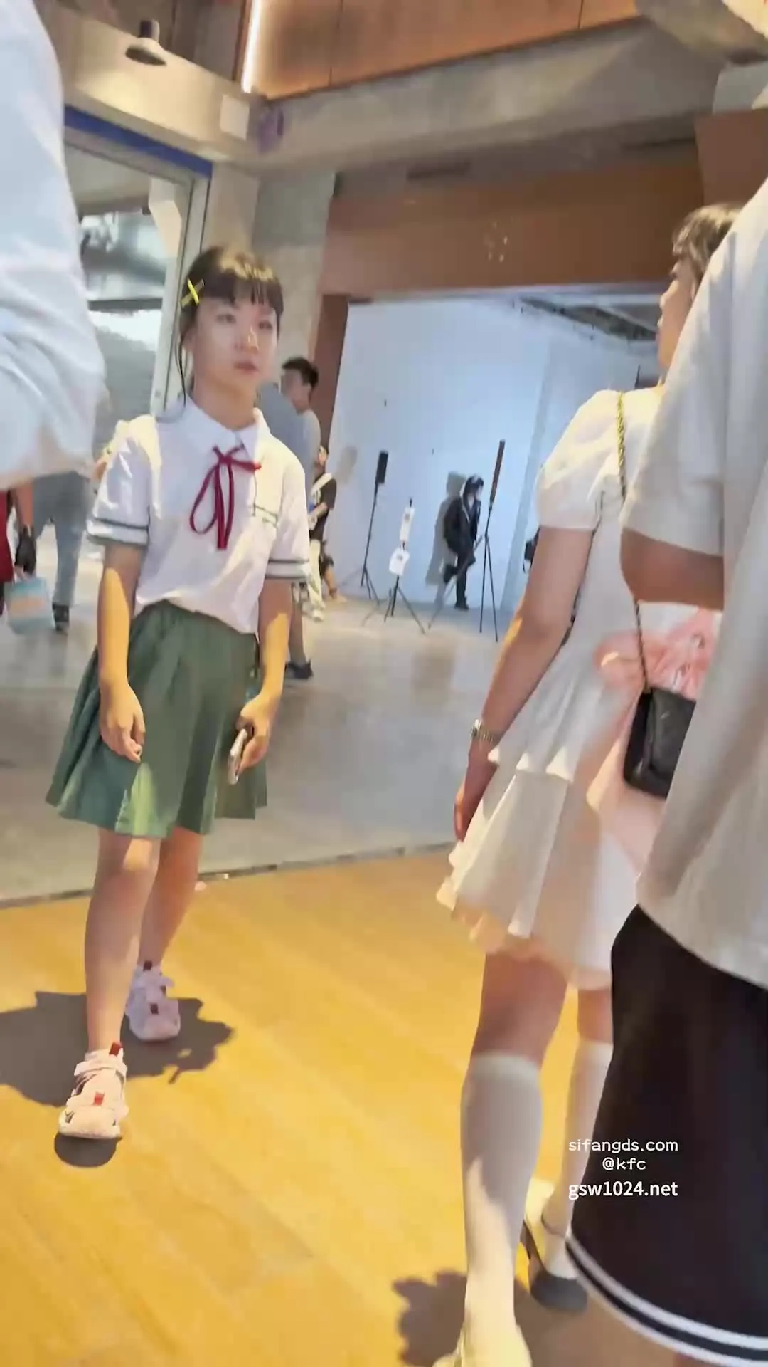 Chụp lén những cô gái trẻ trung, xinh xắn trên phố