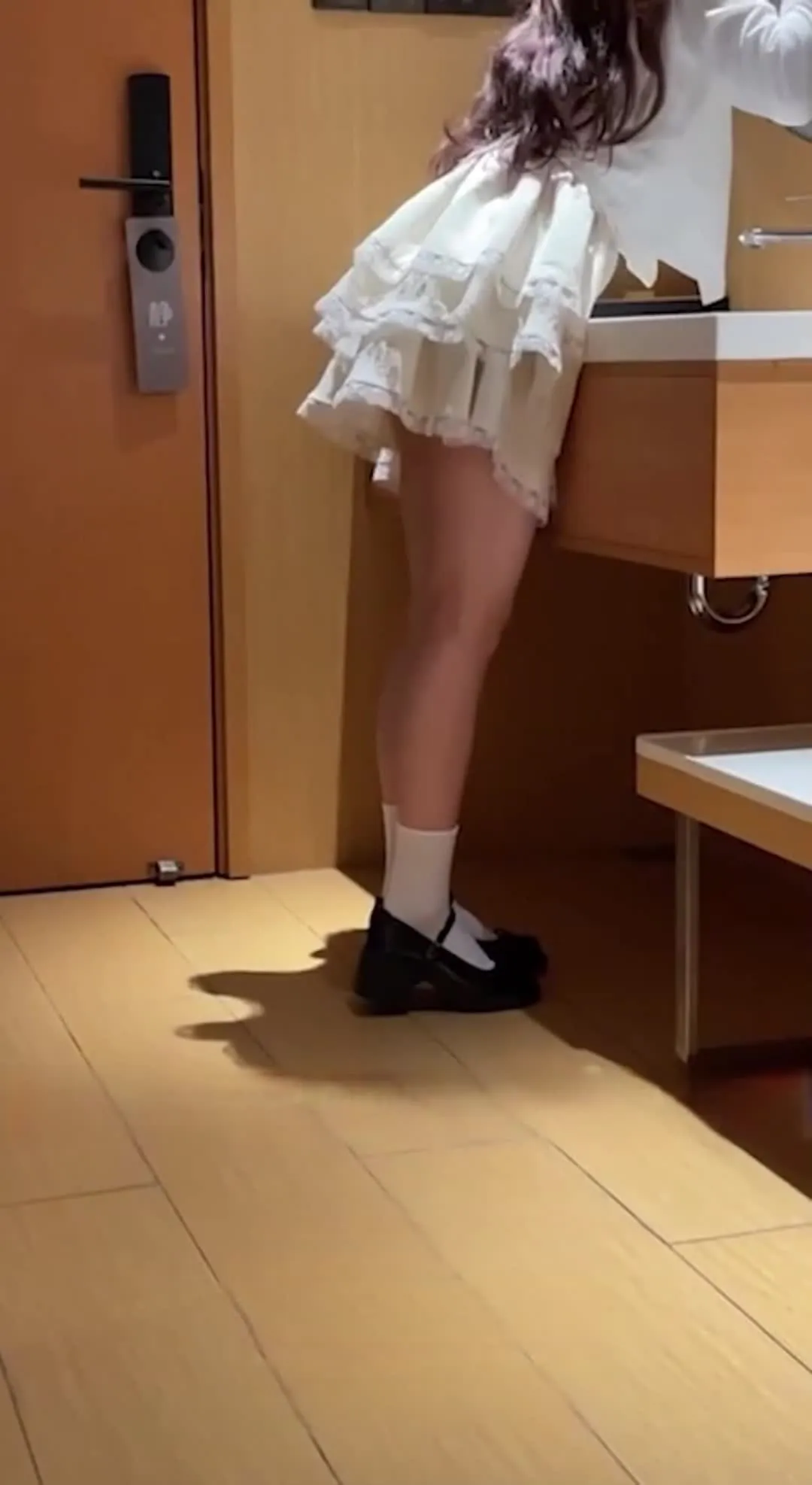 Le belle mogli troie mostrano il loro volto alla perfezione, le mogli ubriache sono così spudorate che vengono bendate e strani uomini single fanno la loro comparsa!