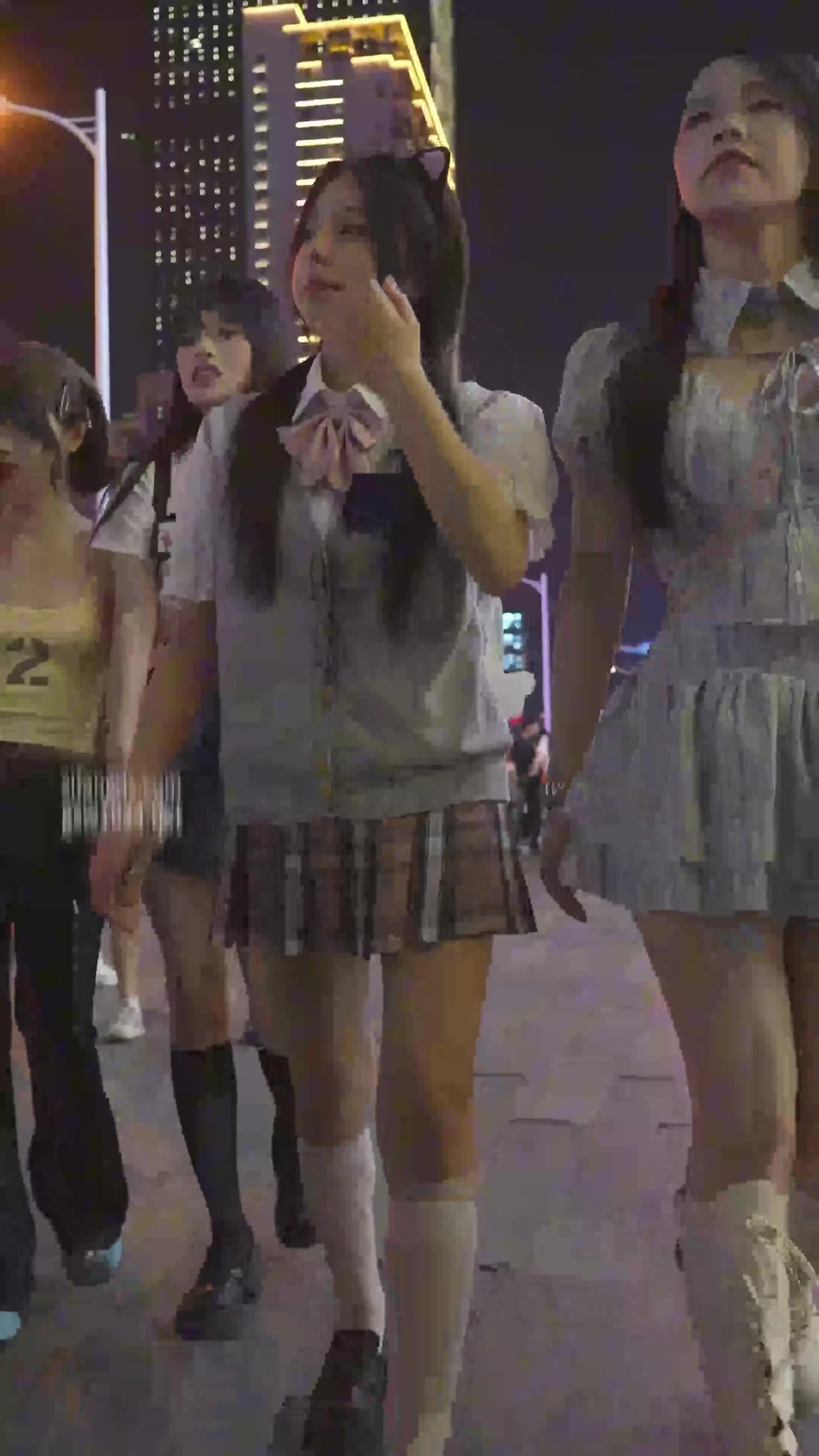 Sortie après l'école ! C'est bien d'avoir raccourci la jupe, comme ça je pourrai la photographier tout de suite !