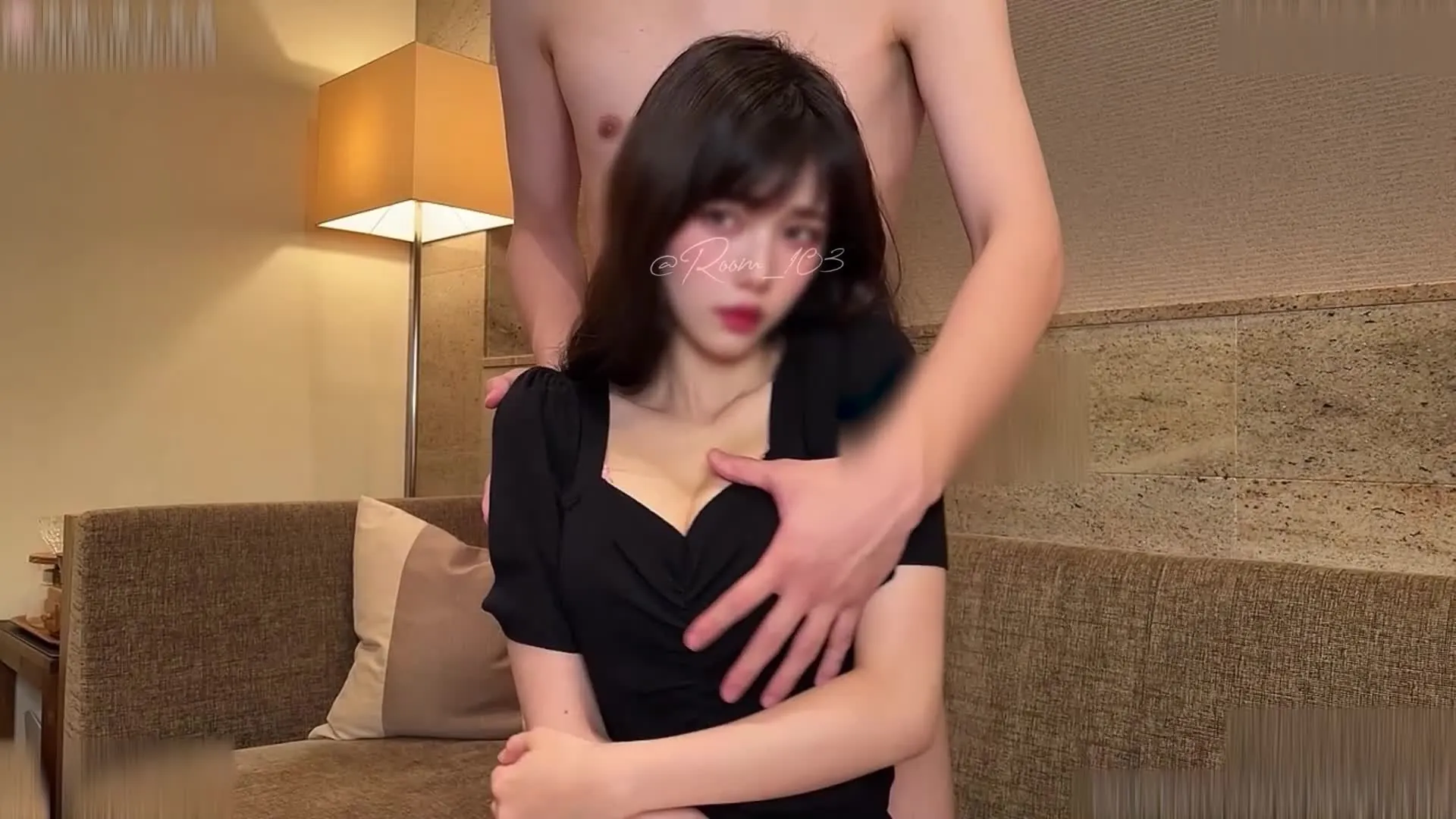 YD Sakura com uma cara de prazer a apreciar os seus belos seios e mamilos condicionados, a sua rata cor-de-rosa a ser tocada para um orgasmo feminino direto!