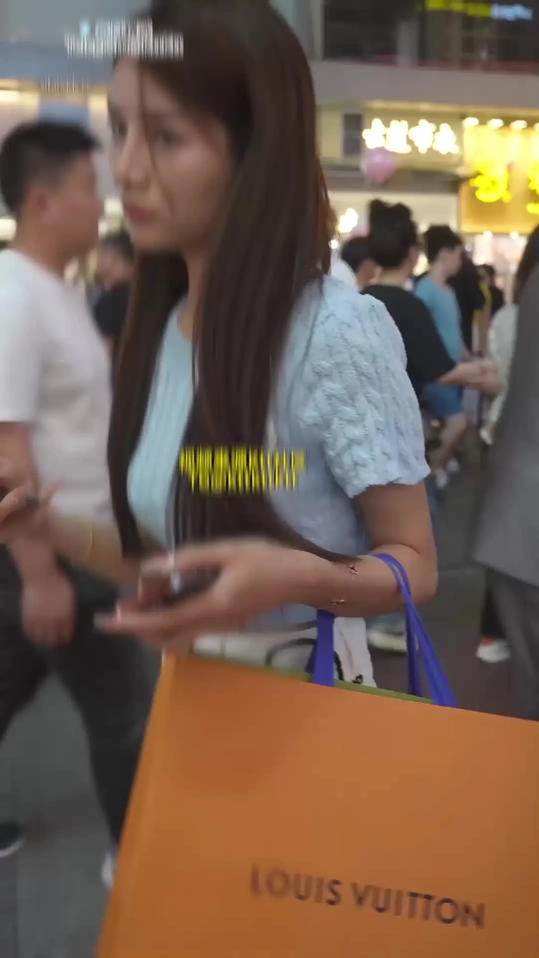 Street shoot bottom sneak peep super short package hip white denim skirt beauty shopping, all way to follow the shooting pink thong denim skirt comes with a very thin lining