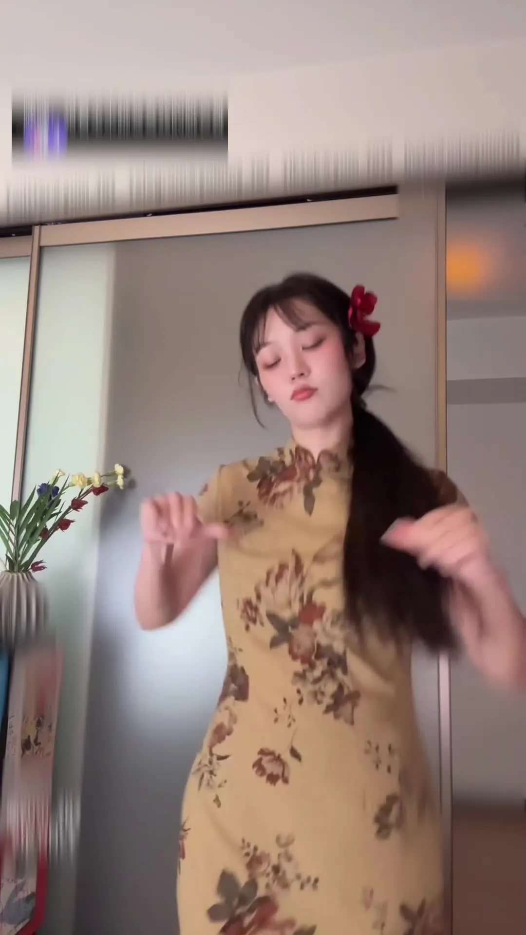 自拍a v - 活力甜美的骚舞网红 玉米 旗袍解开露黑丝内衣，直接跳进我鸡巴里