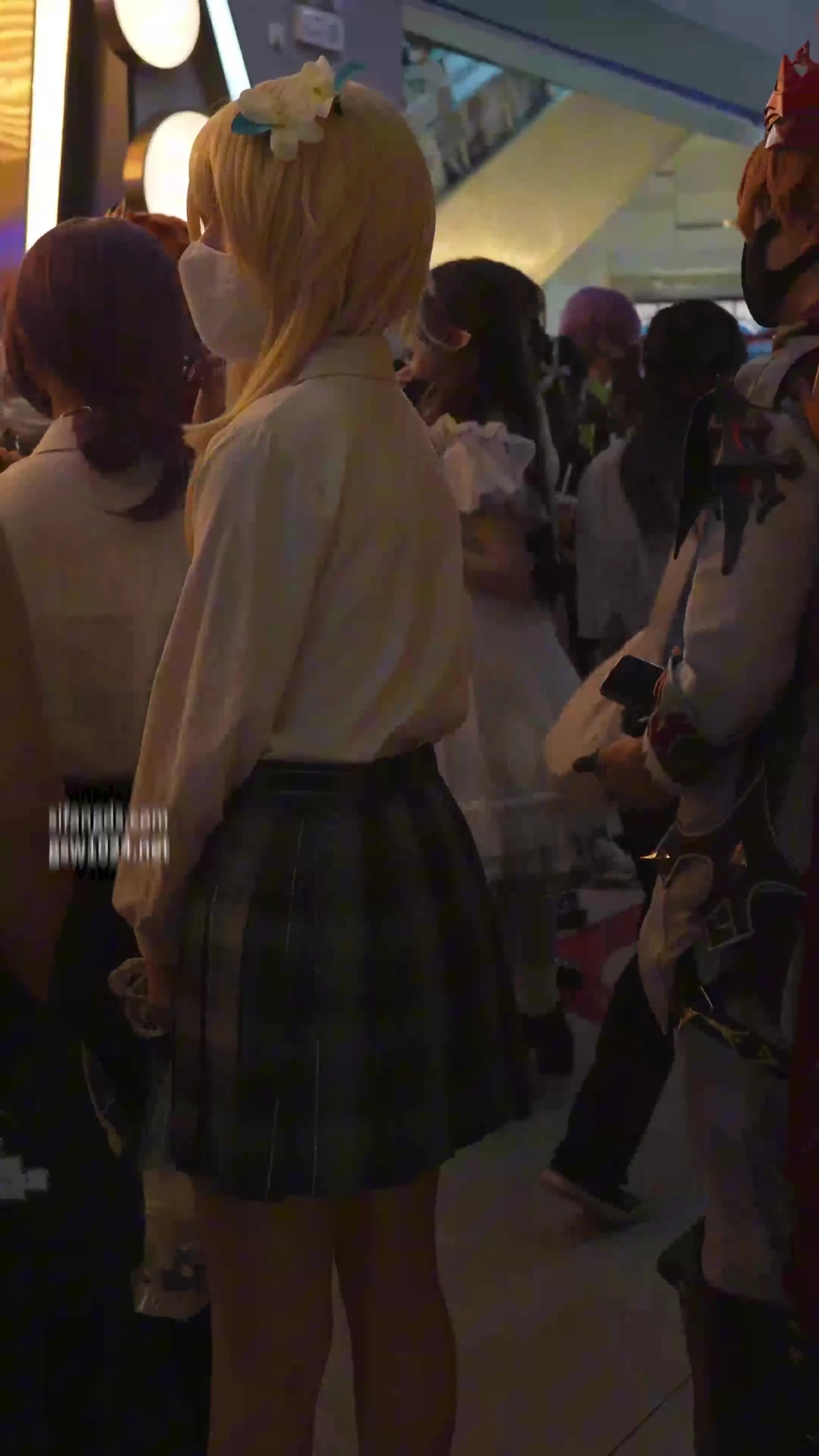 Conclusão! A menina loira da Comic-Con, jovem e bonita com cuecas de criança