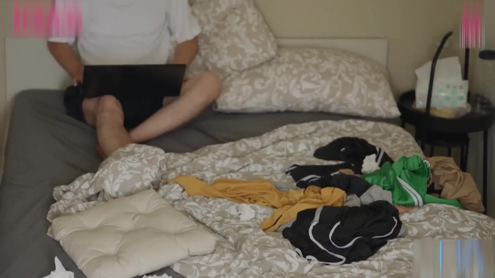 Massage lưng cho vợ trong tư thế quỳ gối, làm sạch cơ thể trần trụi