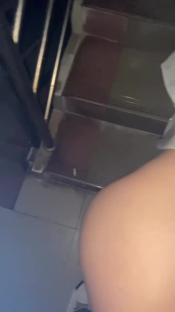 [Namorada que gosta de ser espancada, fodida desde o carro até à escada antes de finalmente chegar a casa para foder] Entrada pelas traseiras com um chicote violento, é este o tipo de cadela k9?