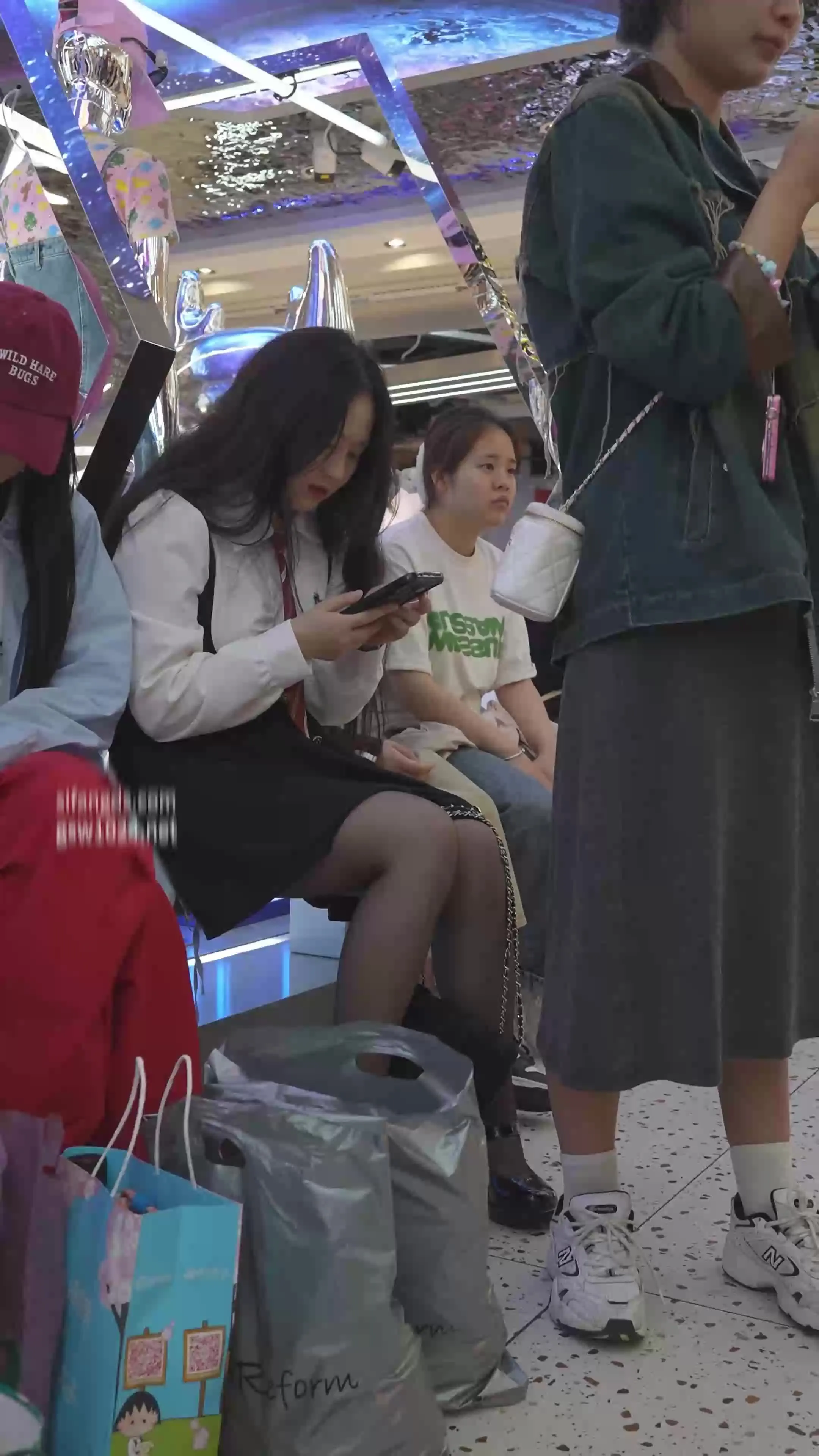 白いズボンをはいた、かわいくて太った制服の女の子。