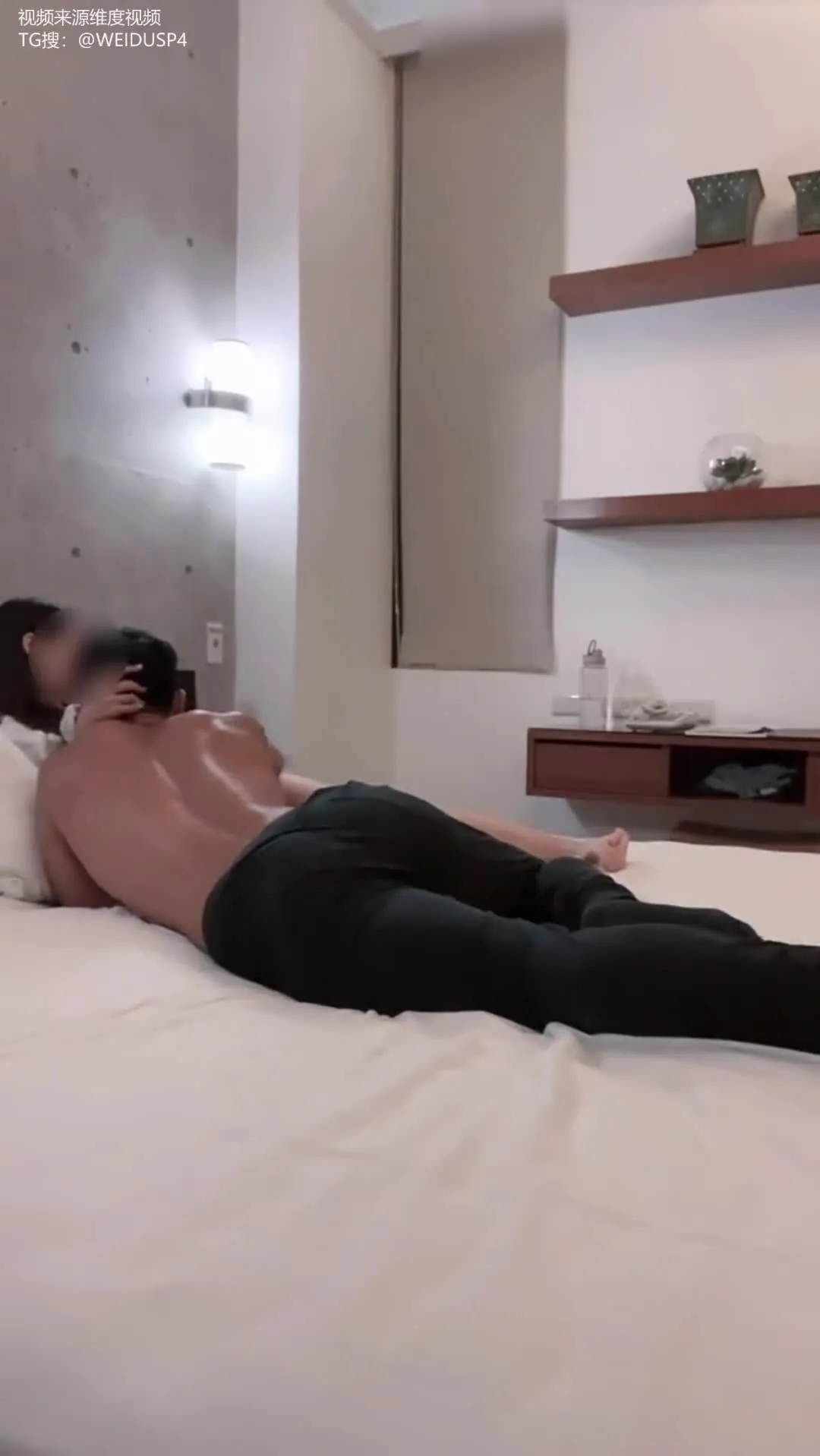 Kıçı havada ve amı havada bir sürtükle randevum var, kamera ve ışıkla süper işbirliği yapıyor ve sürüş harika!