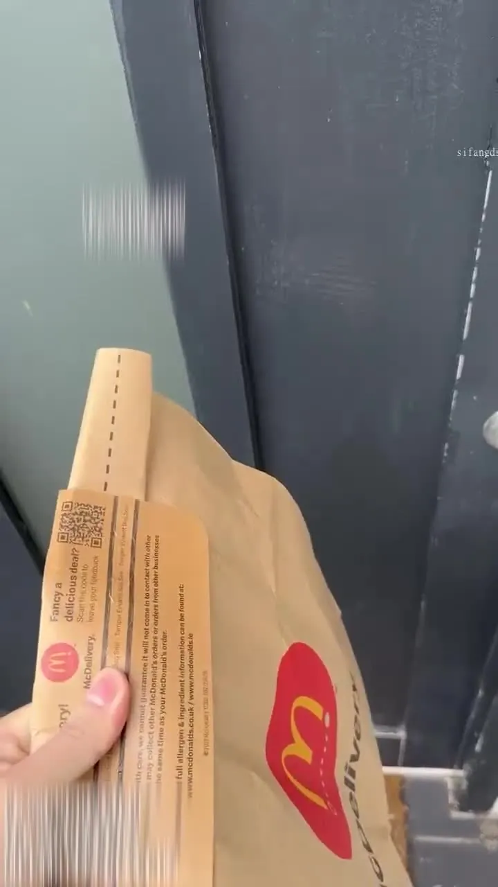 라이더가 그렇게 멋져요? 밥을 배달할 때도 떡칠 여자가 있다! 살찐 걸레 투시가 당신의 거시기를 빨아줍니다!