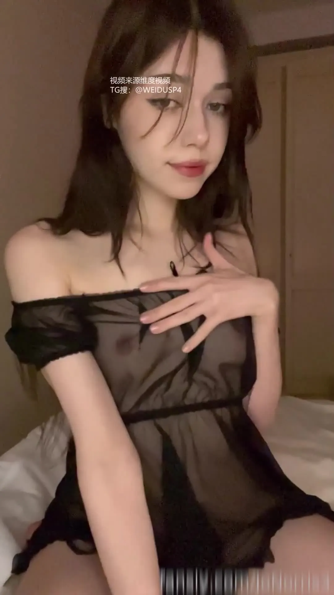 Kardeşlerim, siyah bir pijama üstünün gizli R-başı sadece sizi sertleştirir.