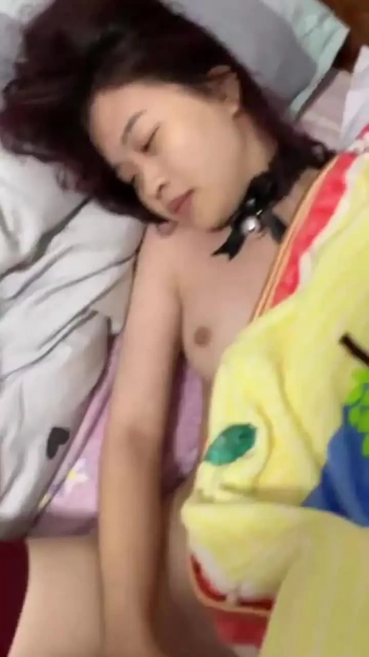 Người phụ nữ e thẹn trên giường, đàn ông nhìn thấy đều thích sự tương phản.