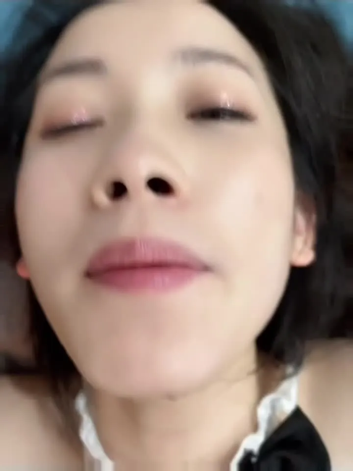 음부에 왁스를 묻히고, 아빠에게 죽도록 섹스해달라고 애원하고, 올라타서 음부를 문지르는 걸 좋아하는 년이죠.