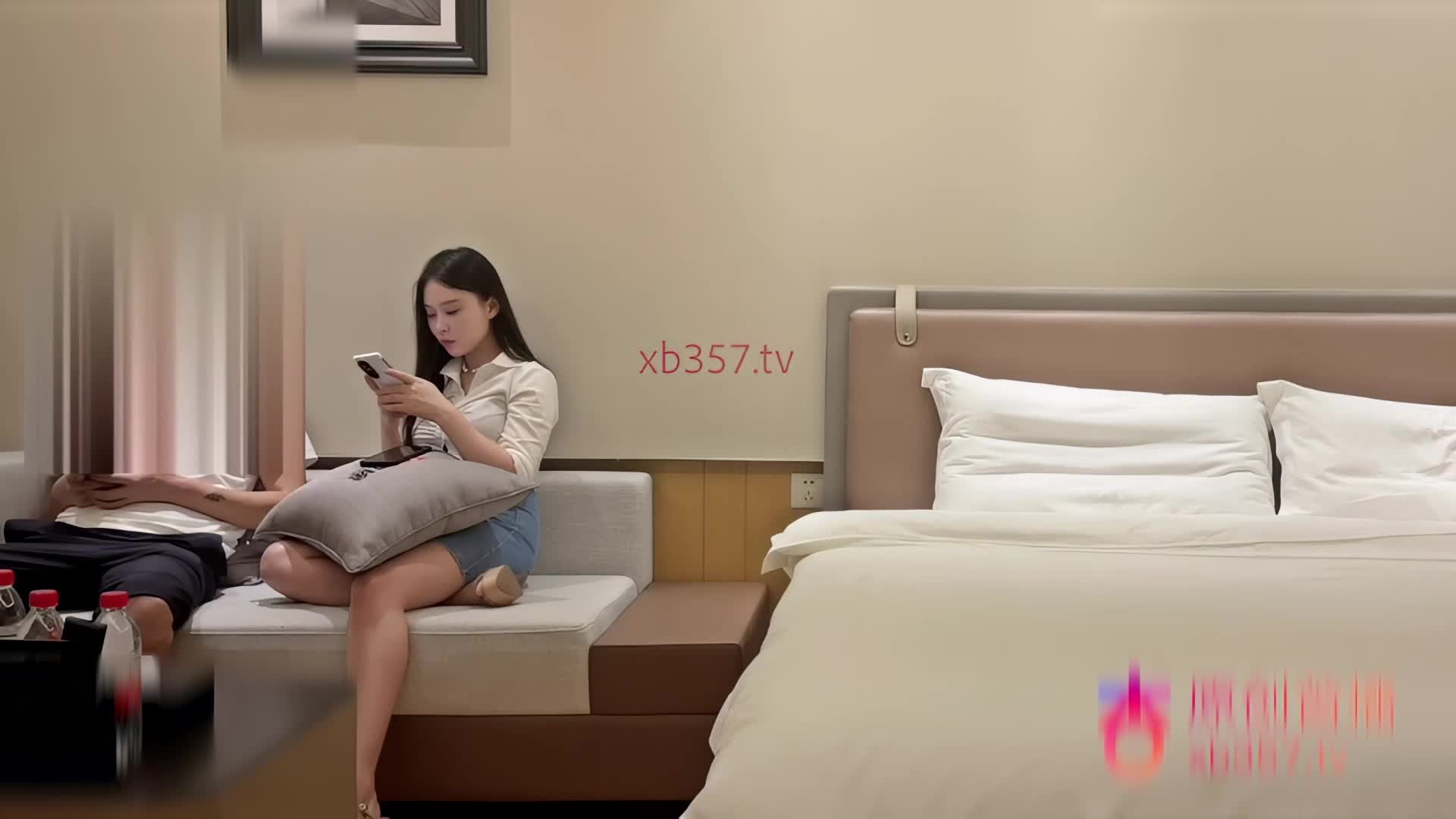 J'ai rendez-vous avec une très belle jeune femme au corps long et séduisant, qui a un bon sens du corps, et elle n'arrête pas de pousser des cris obscènes.