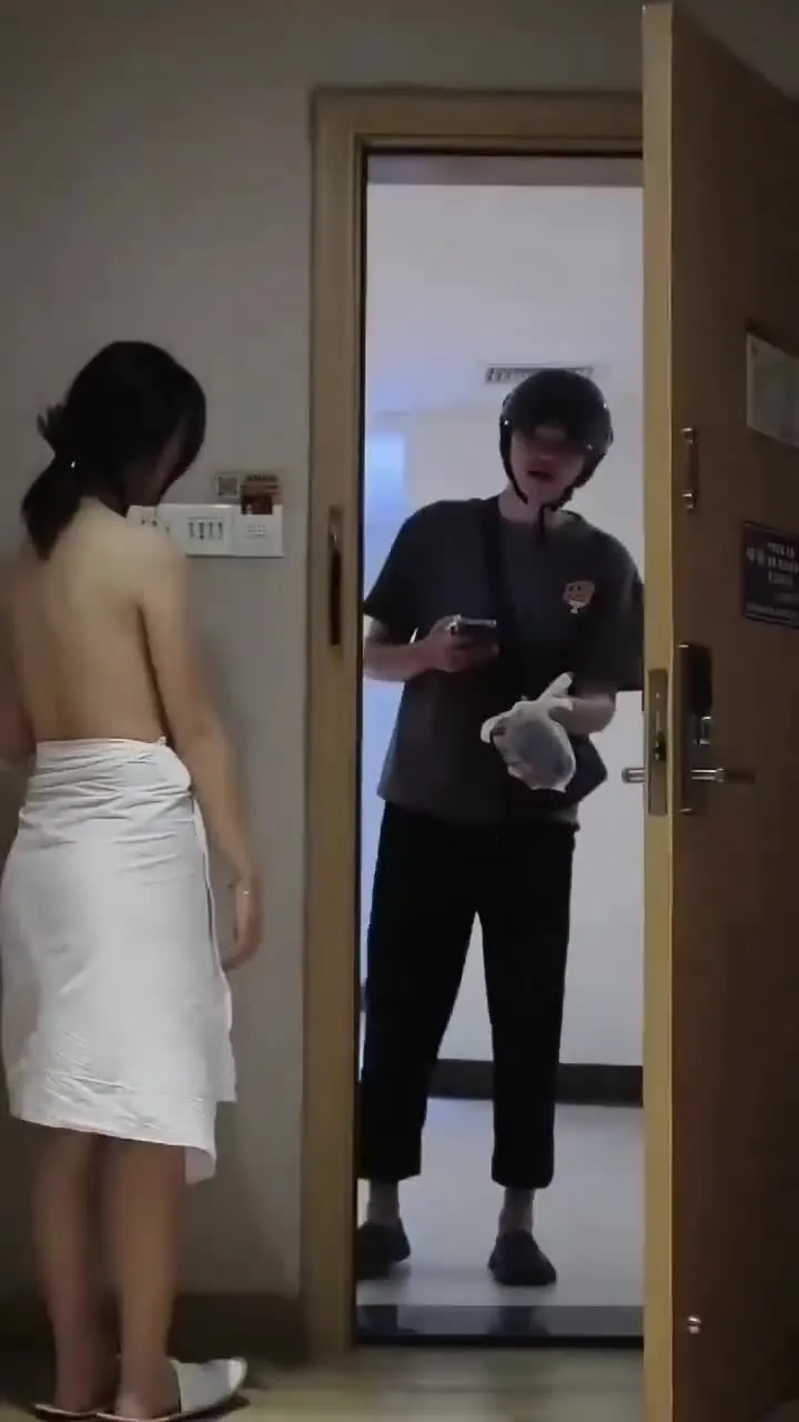 배달원 앞에서 가슴이 튀어나온다.