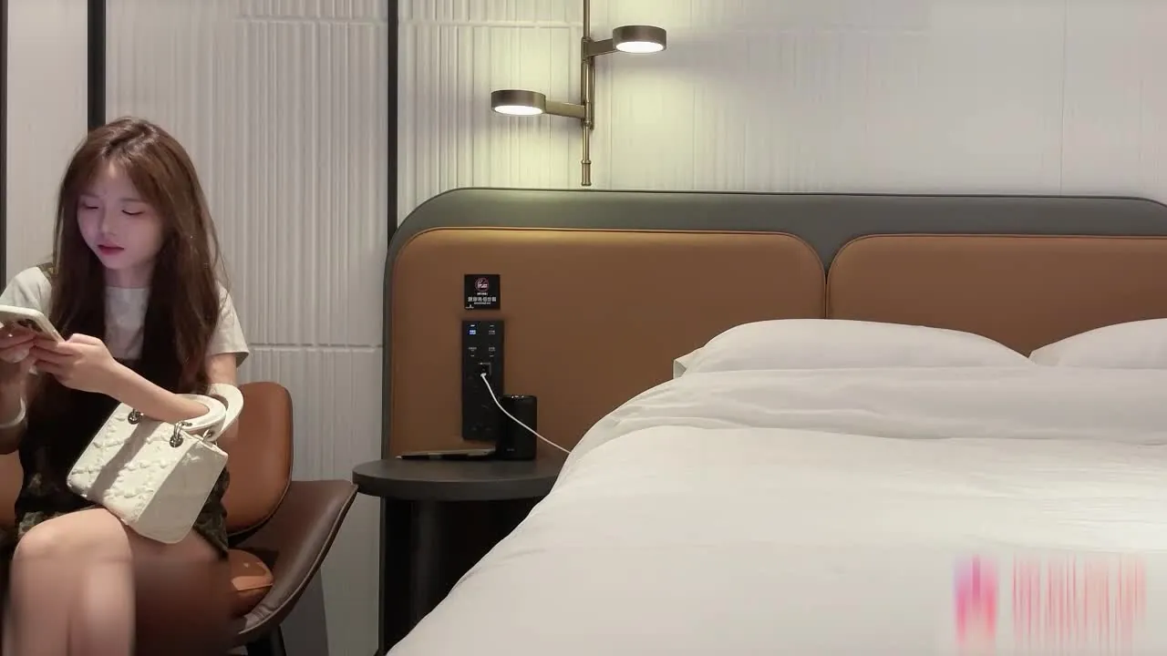 Une écolière de deuxième année à temps partiel, un coup d'œil pour voir que le monde n'est pas profond, la chatte inhabituellement serrée, voudrait montrer aux frères un préservatif de plumage, mais aussi trouvé par la fille !