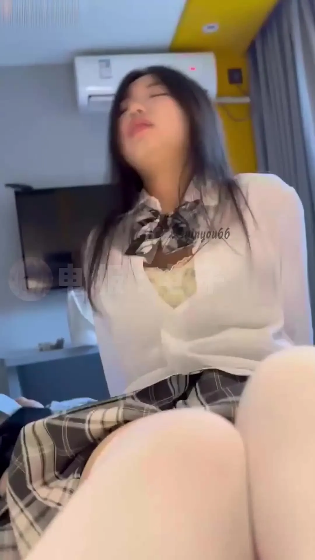 Ich habe Sex mit einem Schulmädchen und es ist toll, das Mädchen oben schüttelt das Bett wie verrückt, und ihre weißen Titten sind so weich!