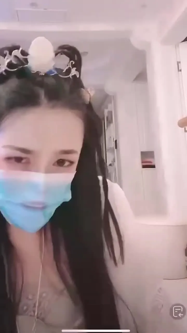 B stazione Naini lasciare che i fan giocare con i ponticelli telecomando durante la notte in diretta streaming, la marea vomitato fuori, questo getti d'acqua fondamentale