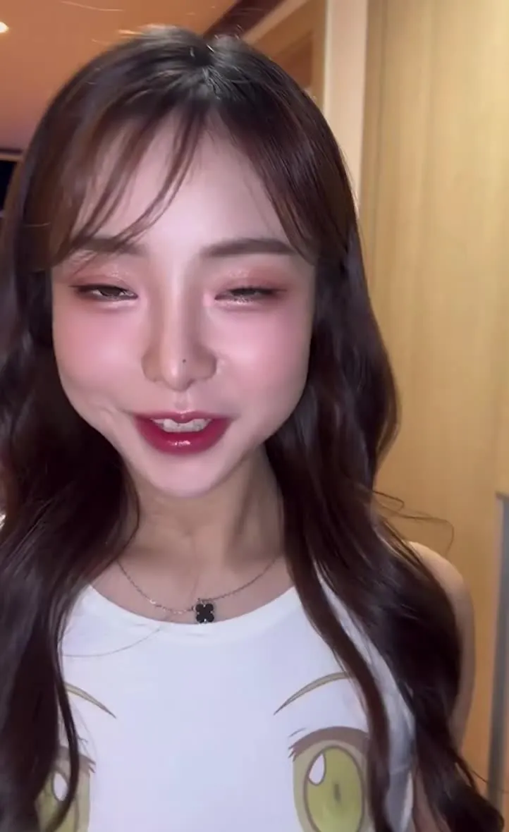 La ragazza del gioco con le tette più belle, che si masturba durante i preliminari in un luogo di riprese ~ la puttana con una lussuria extra!