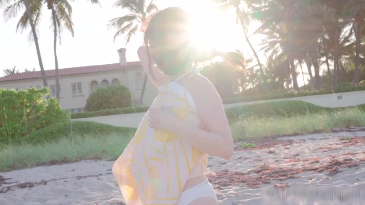 June'un yeni filmi, Seaside soyunma odası, Mastürbasyon ve tutkulu seks.