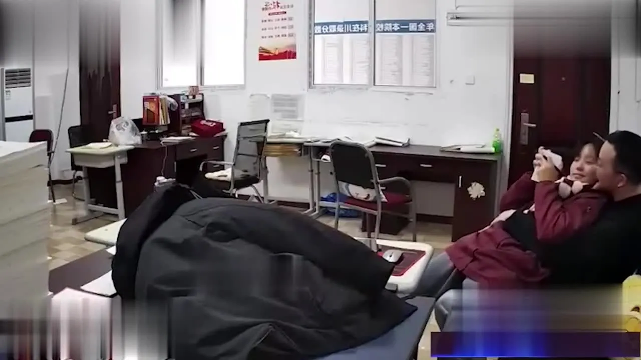 Puerta evento Sichuan Dazhou Mingrenyuan profesor de secundaria masculina y los estudiantes en la oficina coqueteando estudiantes femeninas besando profesor de sexo masculino escena de vídeo de exposición