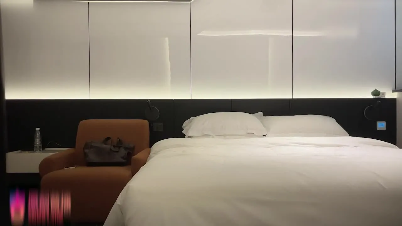 Heute über die Schwester zu essen Fleisch-Stick wie Eis essen wie lecker, in der Mitte der beiden heimlich das Kondom herausziehen, nicht zu geschickt fast von meiner Schwester gefunden!